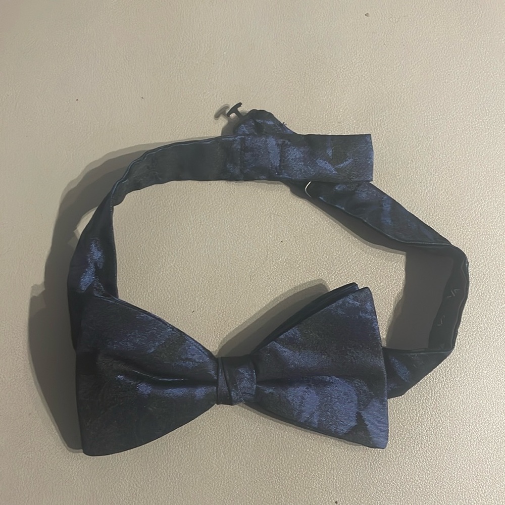 Saks Fifth Avenue navy silk patterned bow tie - pre tied